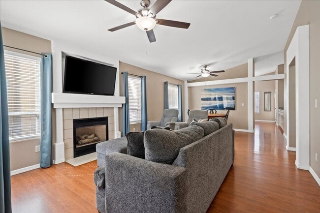 Building Photo - Beautiful Bright 3 Bedroom Single Story Home with Expansive Kitchen and Gorgeous Backyard