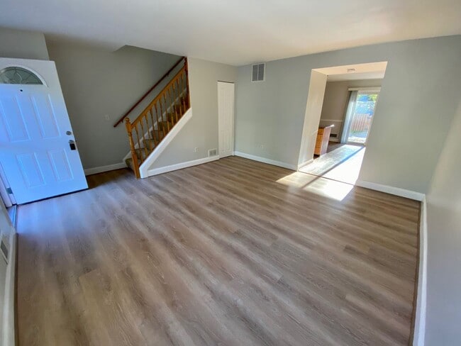 Building Photo - Ready Now! 3 bedroom Townhouse in Annapolis!