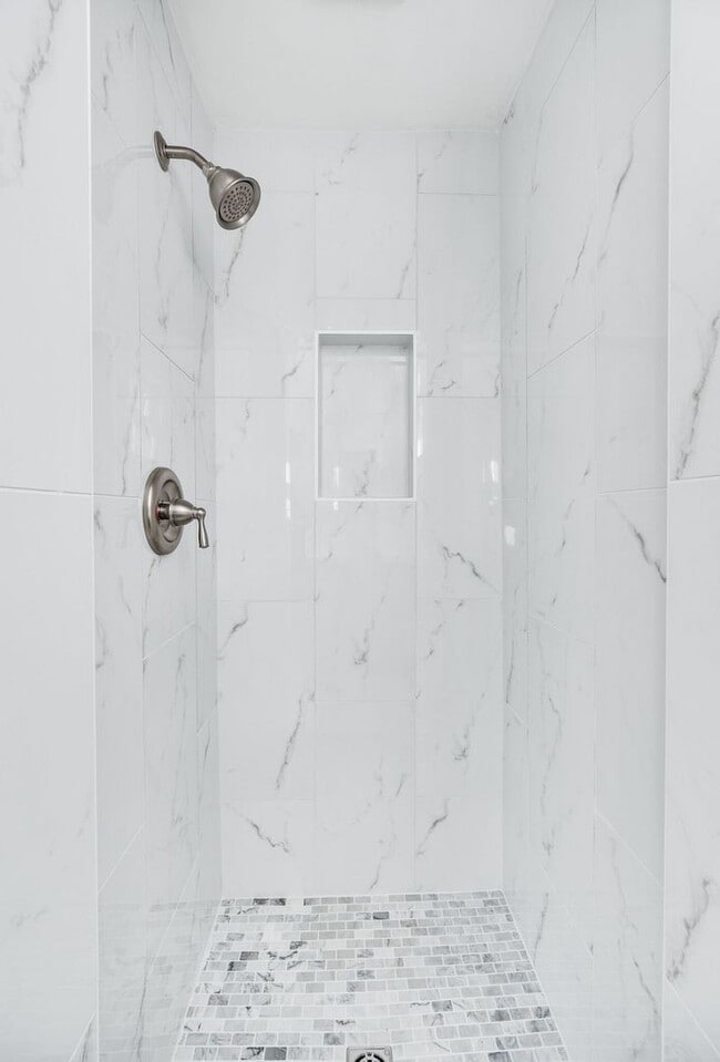 Building Photo - Fantastic renovated 5BE/4BA family home on beautiful oversized private Lot in the heart of Belle ...