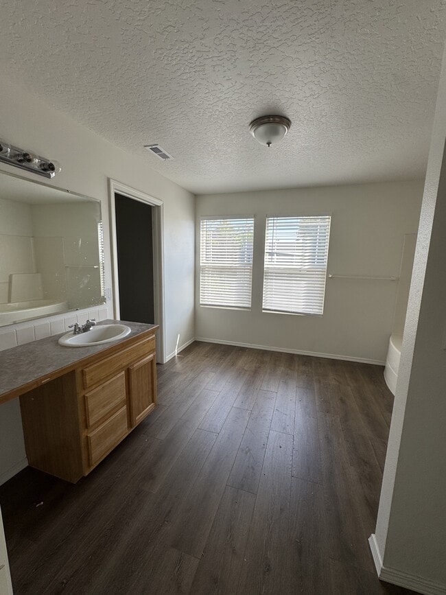 Building Photo - 306 W Wood Owl Dr