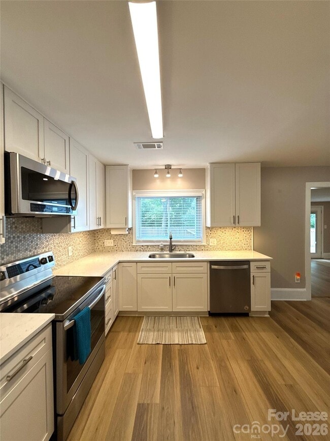 Building Photo - 833 Mohigan St