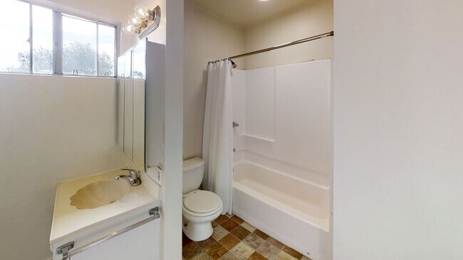 Building Photo - 6BD/4BA, Near Ralph's!! (Lease out, pendin...