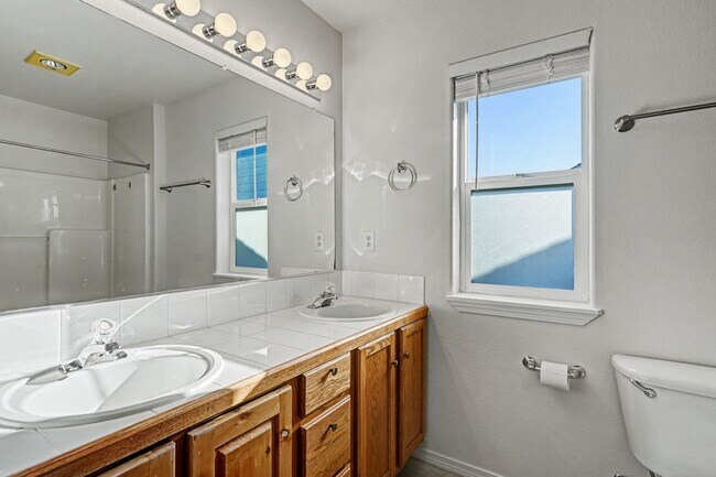 Building Photo - Two-Story 3 bed, 2.5 bath Home in East Salem with Large Bonus Room!