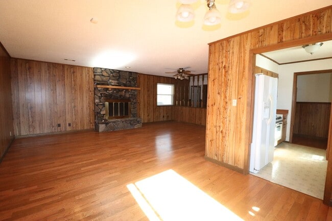 Building Photo - Large home close to Lyon