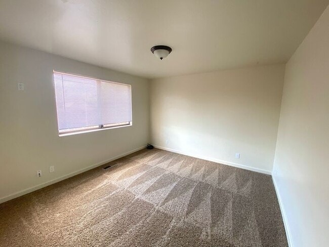 Building Photo - Charming Sparks Duplex - Yard/Garage/Centr...