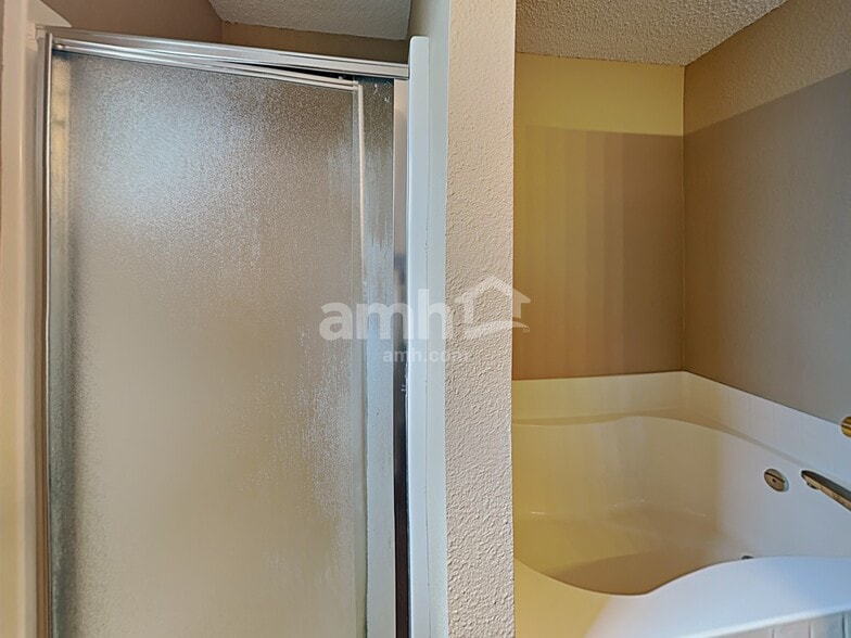 Building Photo - 5606 Wood Hollow Dr