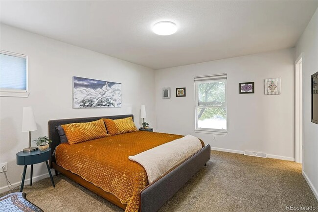 Building Photo - Gorgeous 4 bedroom modern home in Holly Hills