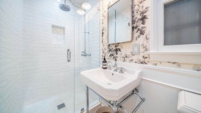 Building Photo - Burbank Wonder Years house