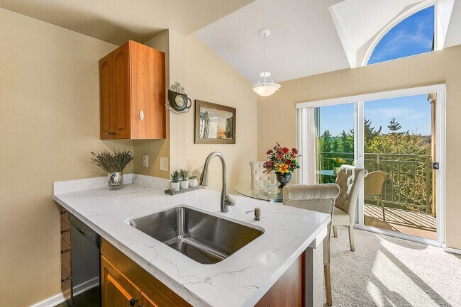 Building Photo - Beautiful Top Floor 2 Bed 2 Bath Condo in Factoria