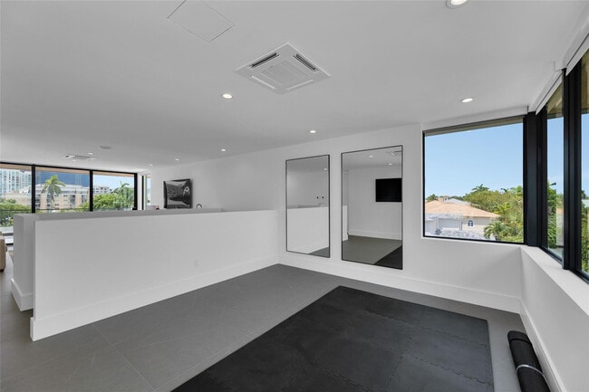 Building Photo - 1730 SE 13th St