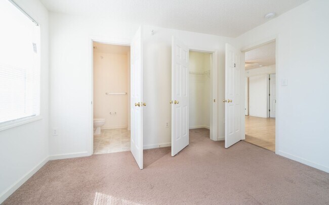 Building Photo - Private Room and Bathroom in Spacious 4 Be...