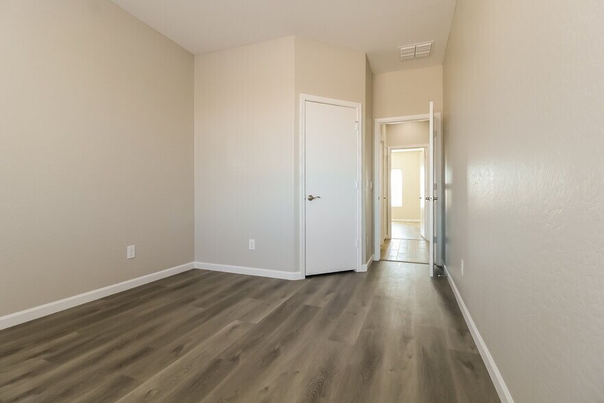 Building Photo - 709 E Whyman Ave