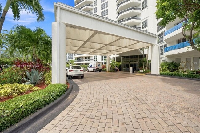 Building Photo - 3500 Mystic Pointe Dr
