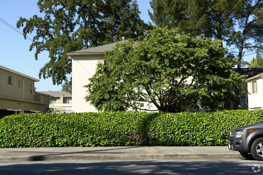 Building Photo - Laurel Oaks Apartments