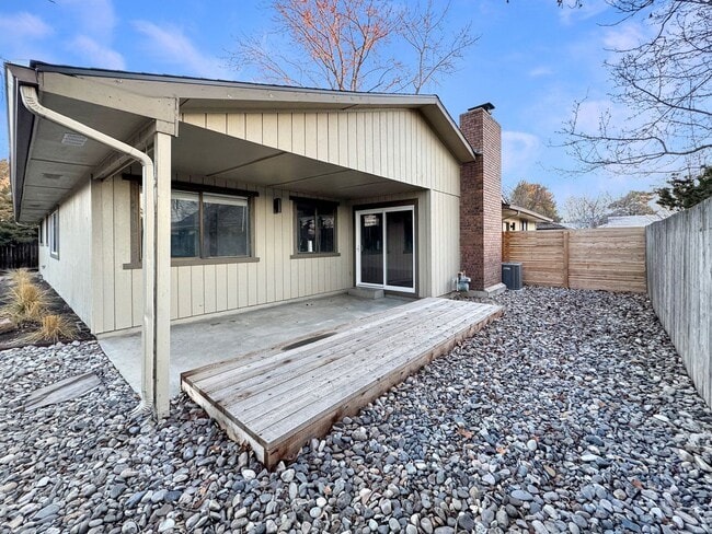Building Photo - Pet-Friendly Newly Remodeled 3-Bedroom Home in South West Boise with Granite Counters, Gas Firepl...