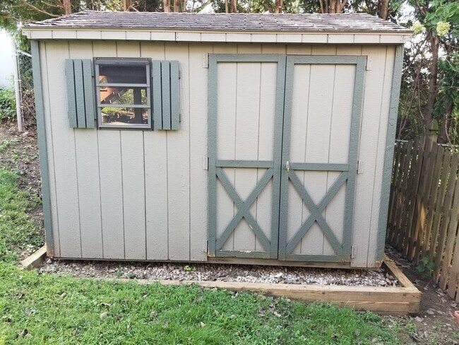 Building Photo - 445 W 6th Ave