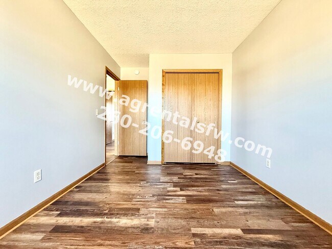 Building Photo - 3 Bedroom House