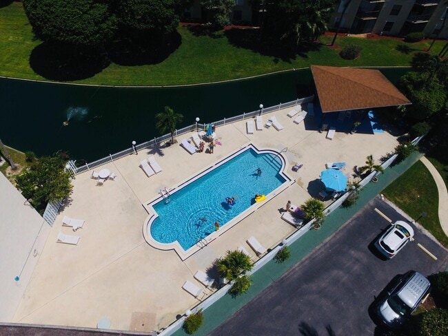 Building Photo - 300 Waterway Dr S