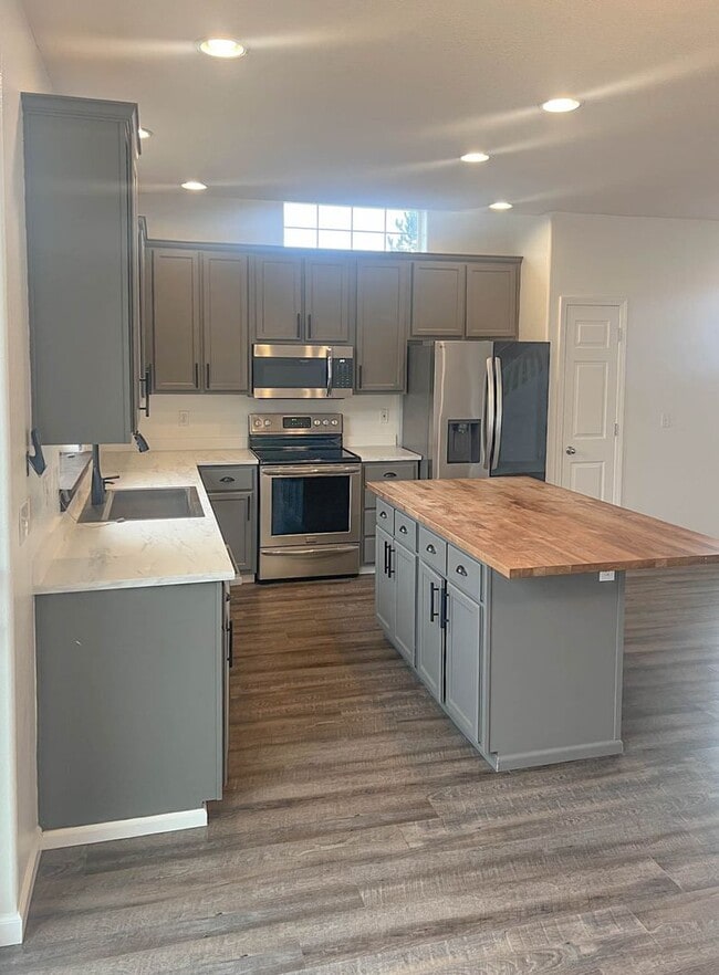 Building Photo - Beautiful West Linn Home in a Quiet, Desirable Neighborhood