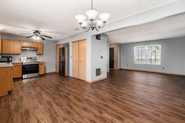 Building Photo - Spacious South Side Home with Garage!