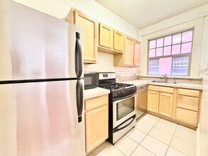Building Photo - Charming 2nd Floor 1-Bed Condo in Ideal Nob Hill Location! Water, Sewer, Garbage Included!