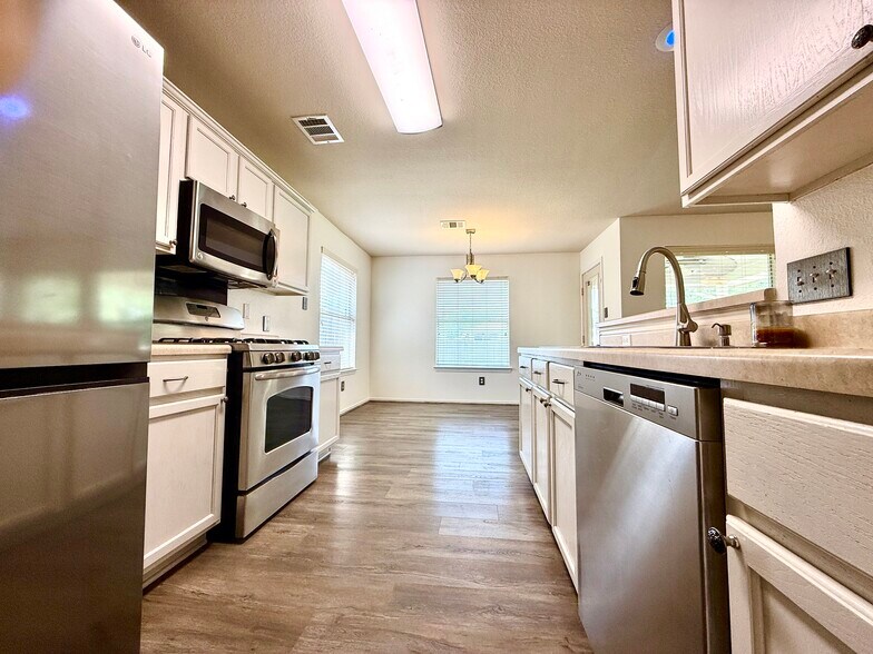 Building Photo - 913 Coronation Way