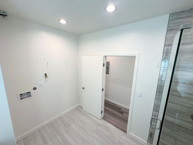 Building Photo - Spacious 3bd/2ba detached REAR home/unit i...