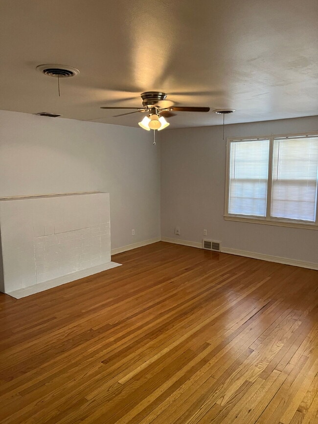 Building Photo - "Charming 3-Bed, 2-Bath Home with Spacious...