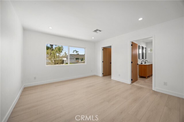 Building Photo - 6946 Amestoy Ave