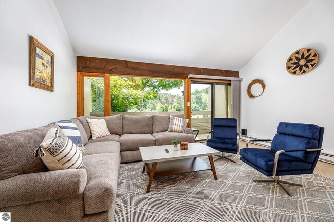 Building Photo - 5000 Town House Rd