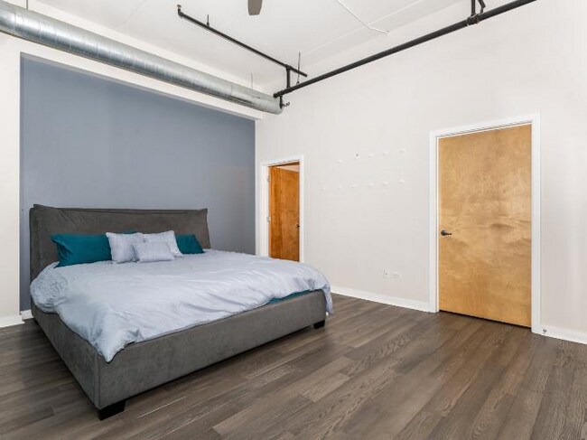 Building Photo - 1224 W Van Buren St