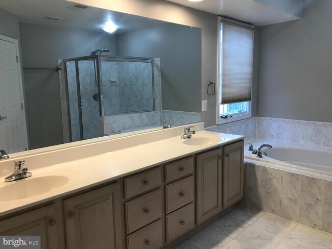 Building Photo - 1406 Ingleside Ave