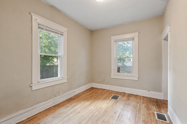 Building Photo - MUST SEE! Spacious 5BD/2BA Home near the U...