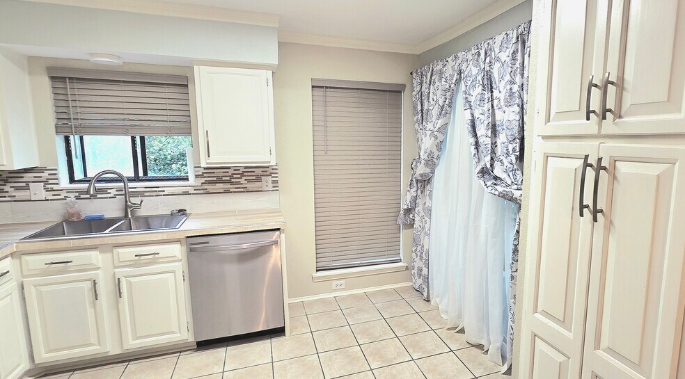 Building Photo - 1304 E Bayou Pky