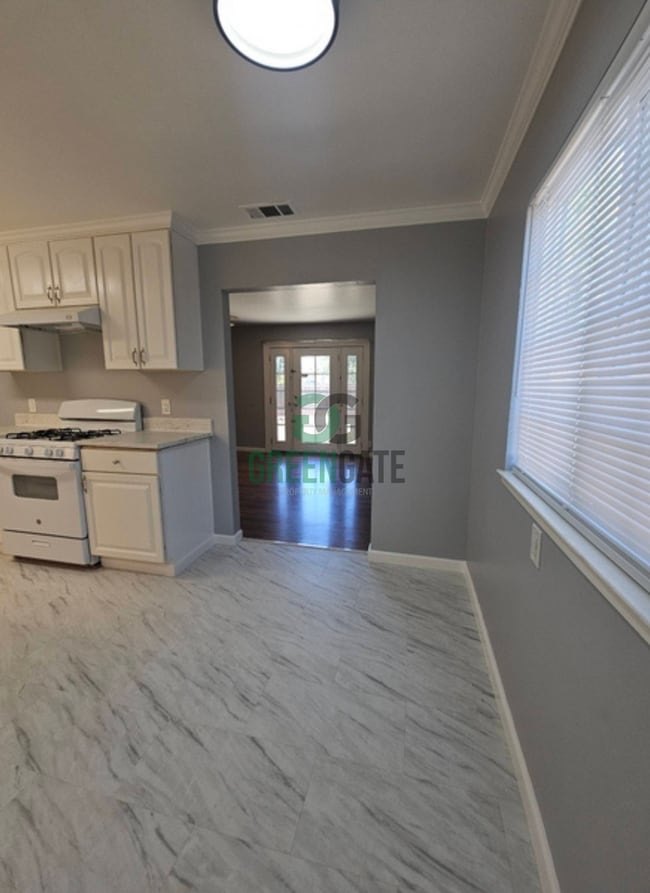 Building Photo - Rent Reduced! 3 Bedroom, 1 Bathroom Home W...