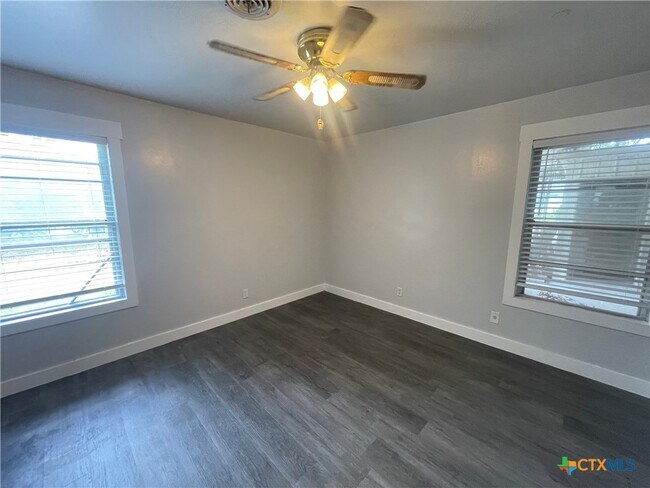 Building Photo - 3001 Hummingbird Ln
