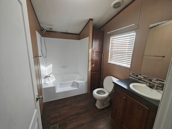 Building Photo - 2 bedroom home