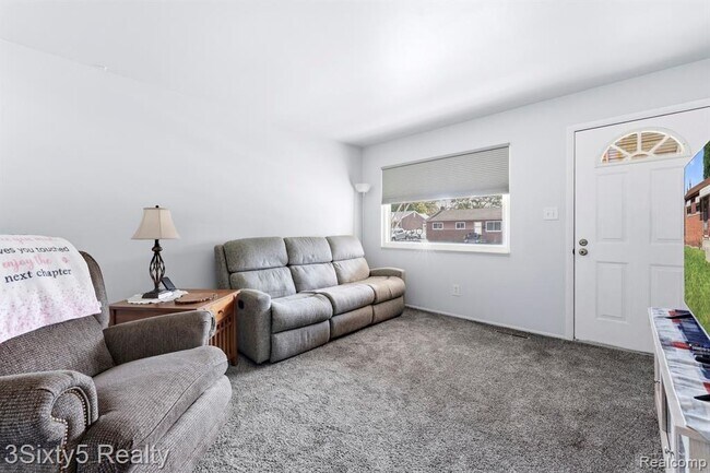 Building Photo - 5048 Glenis St