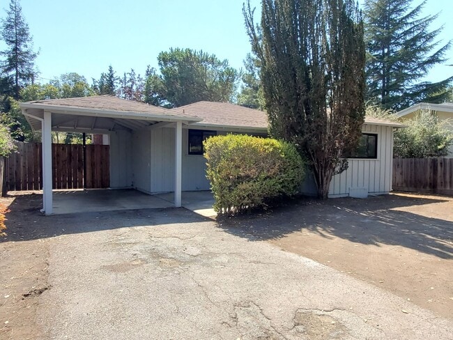 Primary Photo - Cute Single Family Home, Newer kitchen, Ne...