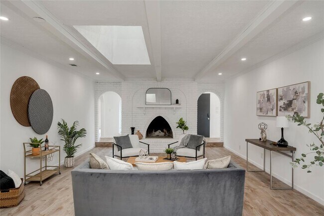 Building Photo - 4202 N Hills Dr