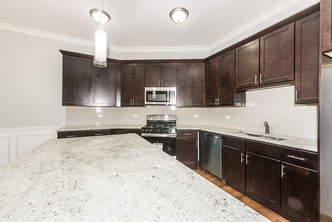 Building Photo - 520 N Western Ave