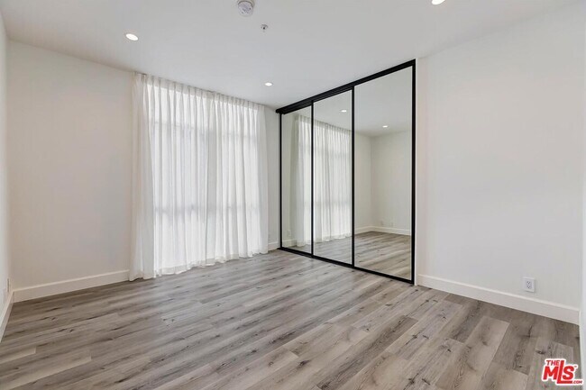 Building Photo - 323 N Palm Dr