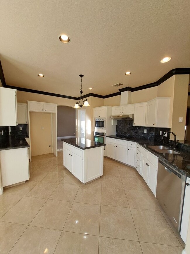 Building Photo - Spacious 5-Bedroom Fresno Home with Garage and Backyard!