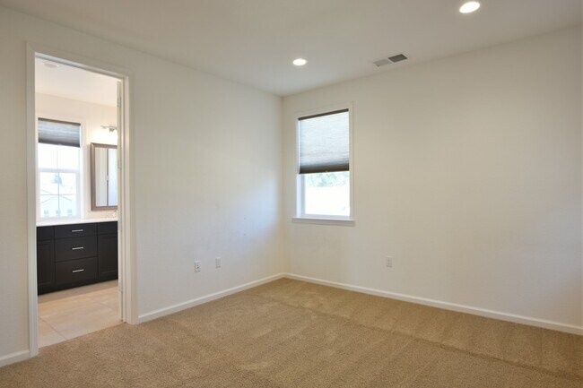 Building Photo - Gorgeous Modern 4 Bedroom 3.5 Bath in Stel...
