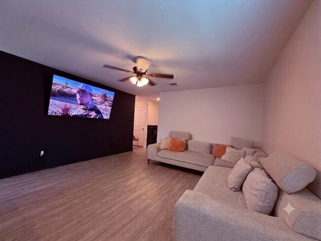 Building Photo - Modern Comfort Meets Convenient Living in San Antonio