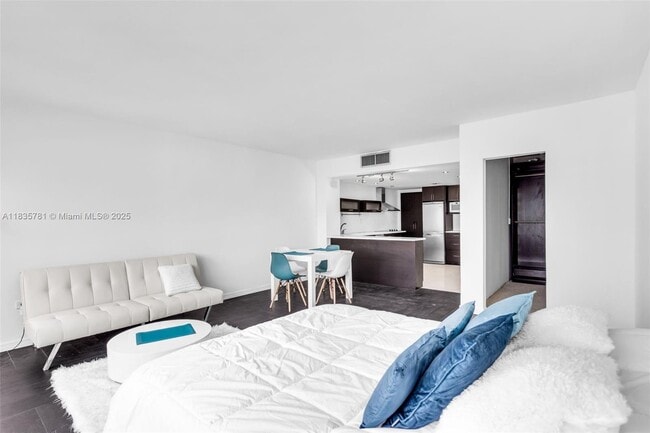Building Photo - 801 Brickell Bay Dr