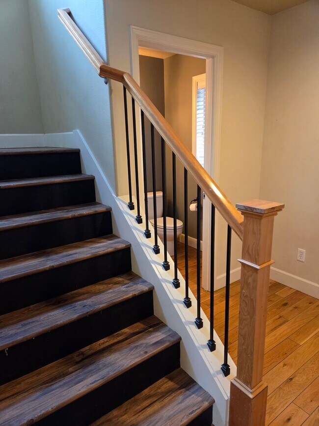 Building Photo - 2 story townhome close to trails!