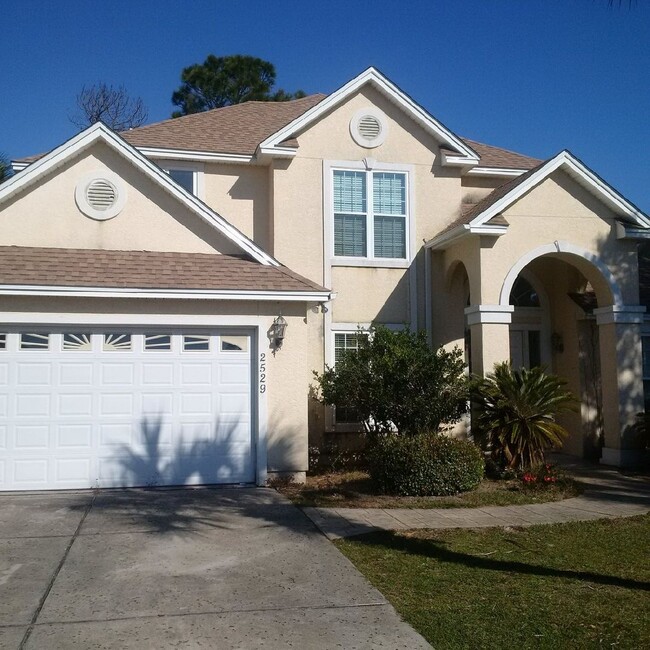 Building Photo - Beautiful 4 Bedroom 2 and 1/2 bath home in...