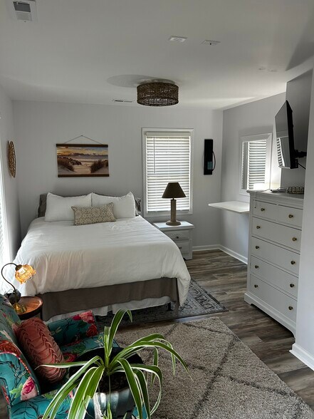 Primary Photo - 1361 Forest Lake Dr