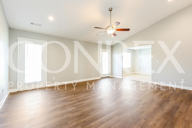 Building Photo - Great Simpsonville Location!